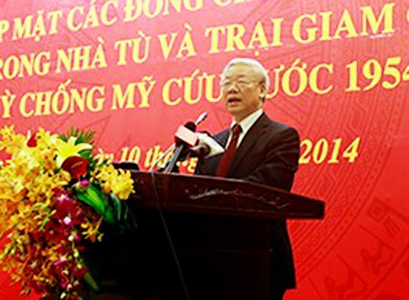 Máximo líder político de Vietnam recibe a veteranos revolucionarios  - ảnh 1