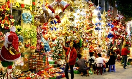 Cristianos en Hanoi preparando la Navidad - ảnh 1