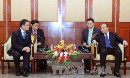 Recibe viceprimer ministro vietnamita delegación de amistad de Laos - ảnh 1
