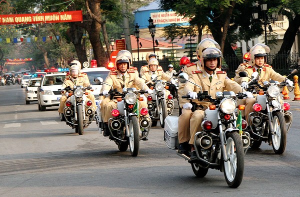 Fuerzas de seguridad pública de Vietnam dispuestas a garantizar un Tet 2015 en alegría - ảnh 1