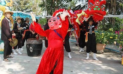 Grupo de bailarinas de unicornio en comuna Luong Hoa  - ảnh 2