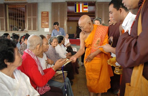 Sangha Budista de Vietnam entregan presentes humanitarios en Camboya - ảnh 1