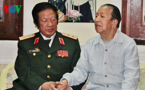 Presidente del Parlamento laosiano aprecia el papel de soldados voluntarios de Vietnam - ảnh 1