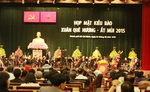 Compatriotas en el extranjero se reúnen en Ciudad Ho Chi Minh en ocasión del Tet 2015 - ảnh 1