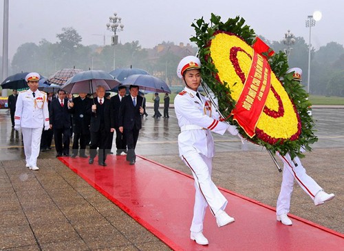 Máximos dirigentes de Vietnam homenajean al presidente Ho Chi Minh y mártires - ảnh 1