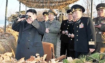 Dirigente norcoreano inspecciona simulacro ofensivo - ảnh 1