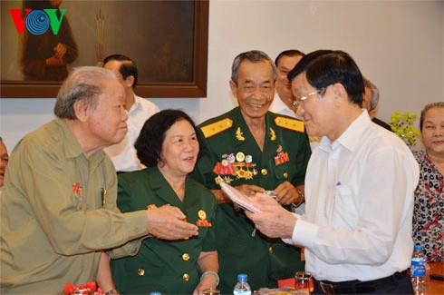 Presidente de Vietnam, Truong Tan Sang visita a exprisioneros de la guerra con motivo del Tet 2015 - ảnh 1