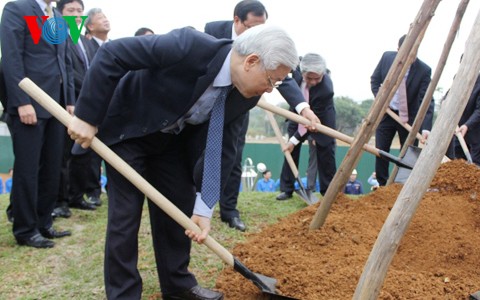 Máximo líder político de Vietnam visita zona de alta tecnología Hoa Lac en ocasión del Tet 2015  - ảnh 1