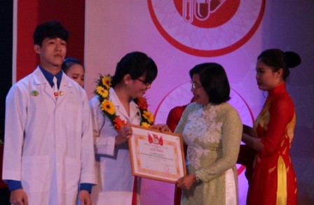 Ciudad Ho Chi Minh entregó el premio Pham Ngoc Thach a médicos - ảnh 1