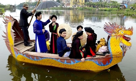 Turistas acuden al Festival Lim en la provincia norteña Bac Ninh  - ảnh 1