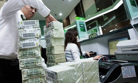 Banco del Estado promete mantener tipo de cambio vietnamita-estadounidense  - ảnh 1