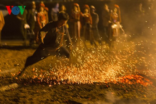 Pueblo de Pa Then y su danza del fuego en saludo a UIP 132 - ảnh 4