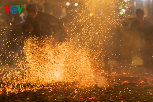 Pueblo de Pa Then y su danza del fuego en saludo a UIP 132 - ảnh 6