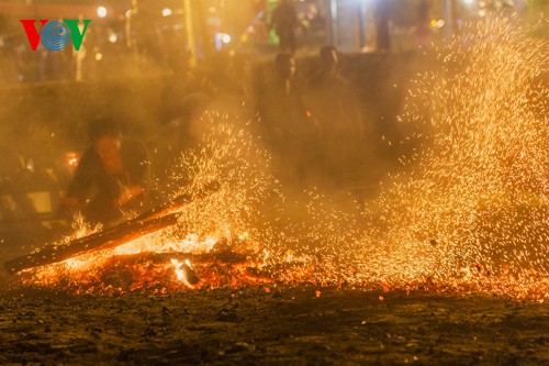 Pueblo de Pa Then y su danza del fuego en saludo a UIP 132 - ảnh 7
