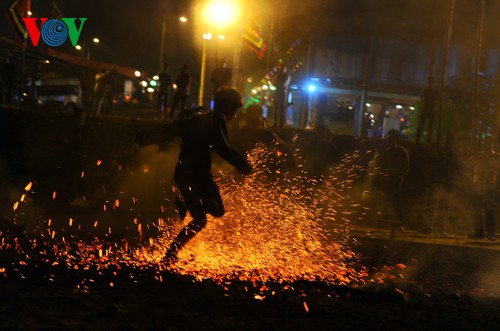 Pueblo de Pa Then y su danza del fuego en saludo a UIP 132 - ảnh 10