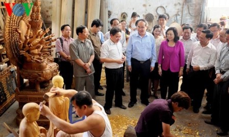 Presidente del Frente de la Patria en visita de trabajo a la aldea artesanal Son Dong  - ảnh 1