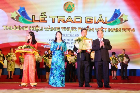 Otorgan premio “Marca de Oro de alimentarios vietnamitas 2014” - ảnh 1