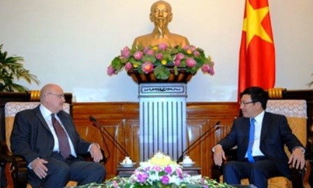 Vicepremier y canciller vietnamita recibe embajadores de Rusia y Brasil - ảnh 1