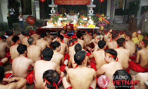 La originalidad del juego de tirar de la cuerda en la posición de sentado en Ngoc Tri, Hanoi - ảnh 1