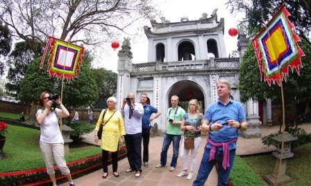 Aumentan flujo de turistas en el Mausoleo del Presidente Ho Chi Minh en días feriados  - ảnh 1