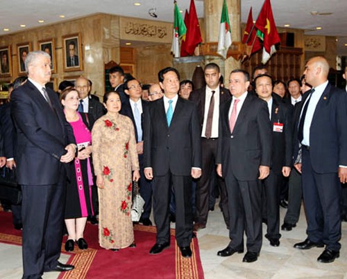 Conversa primer ministro de Vietnam con empresarios en Argelia  - ảnh 1