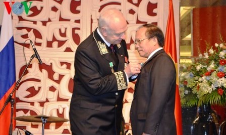  Dirigentes vietnamitas reciben la Orden de Amistad de Rusia - ảnh 1