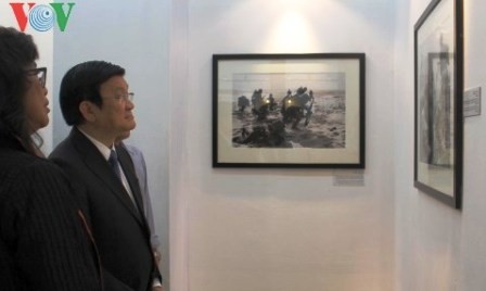 Presidente vietnamita asiste a la exposición fotográfica de AP - ảnh 1