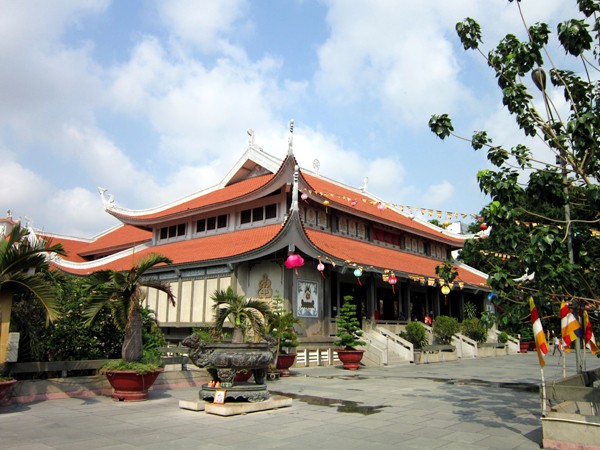 Visitar pagodas famosas en Ciudad Ho Chi Minh - ảnh 4