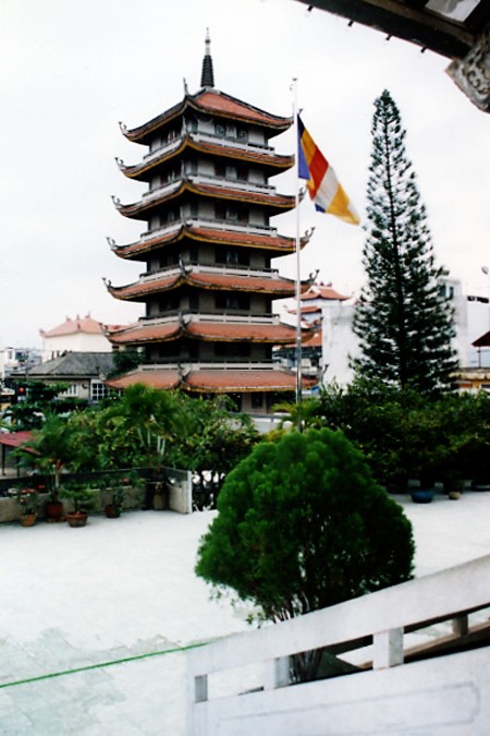 Visitar pagodas famosas en Ciudad Ho Chi Minh - ảnh 5
