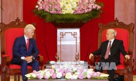 Líderes vietnamitas reciben al ex presidente estadounidense Bill Clinton - ảnh 1