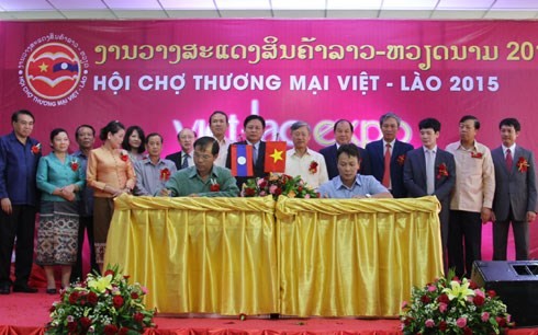 Inauguran Festival de Comercio Vietnam – Laos 2015  - ảnh 1