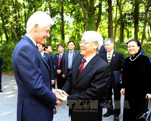 Visita líder del Partido Comunista de Vietnam la familia de Bill Clinton - ảnh 1