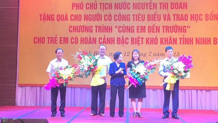 Ayudan a alumnos en situación difícil e hijos de combatientes en Vietnam - ảnh 1