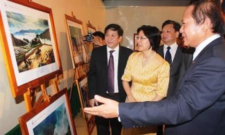 Exposición fotográfica y proyección de documentales sobre la ASEAN  - ảnh 1