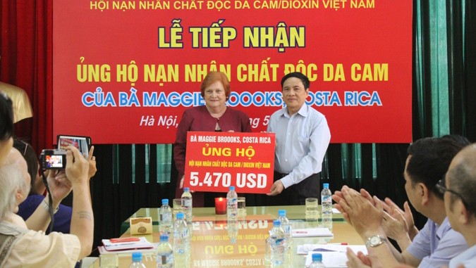 Amigos internacionales ayudan a víctimas vietnamitas de la guerra química - ảnh 1