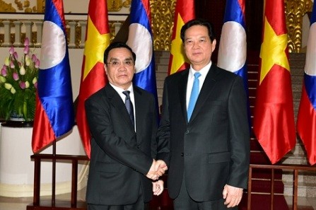 Concluye primer ministro laosiano visita en Vietnam - ảnh 1