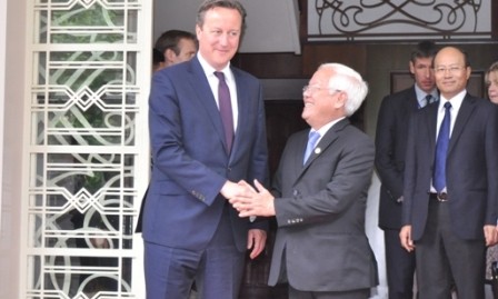 Concluye su visita el primer ministro británico en Vietnam  - ảnh 1