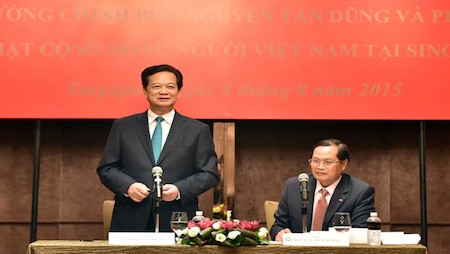  Premier sostiene un encuentro con los vietnamitas en Singapur - ảnh 1