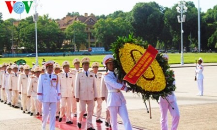 Líderes vietnamitas homenajean al Presidente Ho Chi Minh y a héroes mártires  - ảnh 1