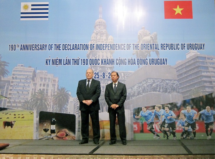Conmemora Uruguay 190 años del Día de la Independencia Nacional en Vietnam   - ảnh 1
