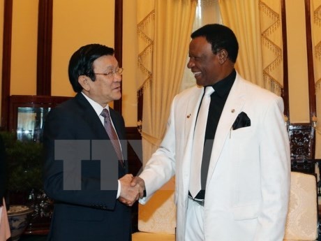 Estadista vietnamita recibe al embajador de Nigeria - ảnh 1