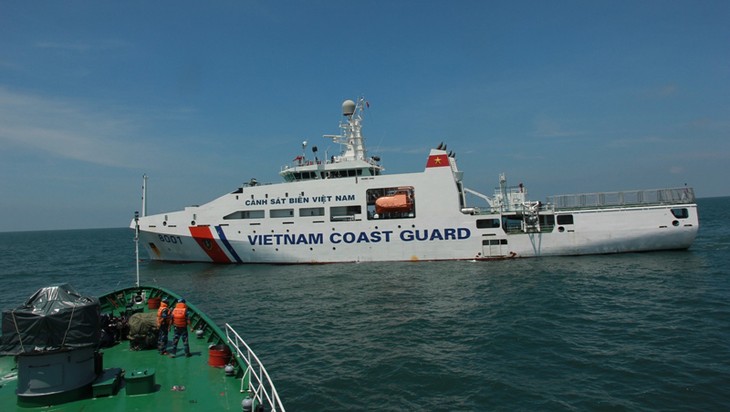 Guardacostas vietnamitas e indios entrenan el socorro y rescate en el mar - ảnh 1