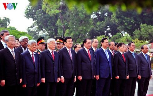 Máximos dirigentes de Vietnam asisten a actos de gratitud en ocasión del Día Nacional - ảnh 1