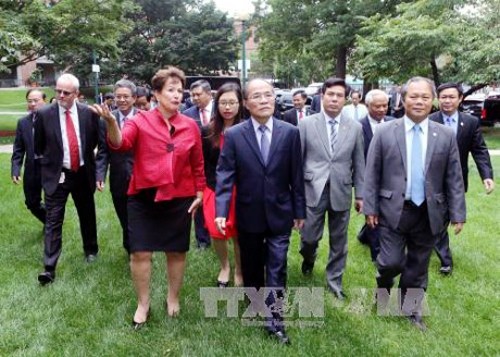Presidente del Parlamento vietnamita visita lugar de trabajo del presidente Ho Chi Minh en Boston - ảnh 2