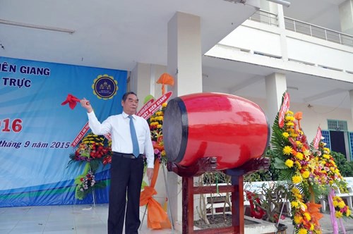 Dirigentes vietnamitas participan en actos de comienzo del año escolar 2015 - 2016 - ảnh 1