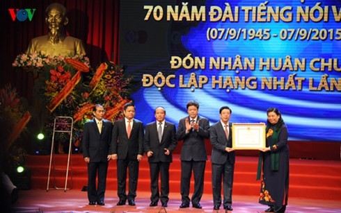 Orden de la Independencia a la Voz de Vietnam en su 70 aniversario - ảnh 1