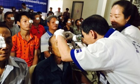 Médicos vietnamitas realizan cirugía ocular a pacientes necesitados de Laos - ảnh 2