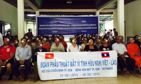 Médicos vietnamitas realizan cirugía ocular a pacientes necesitados de Laos - ảnh 1