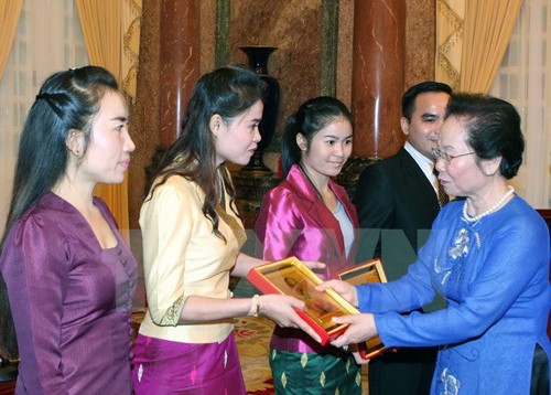 Vietnam continúa la ayuda a Laos en capacitación de recursos humanos calificados - ảnh 1