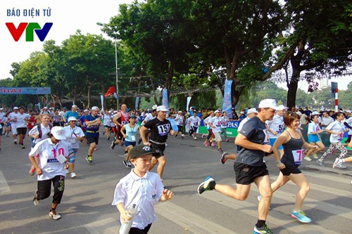 Más de mil 300 personas participan en el 42 Maratón del periódico Hanoi Moi - ảnh 1